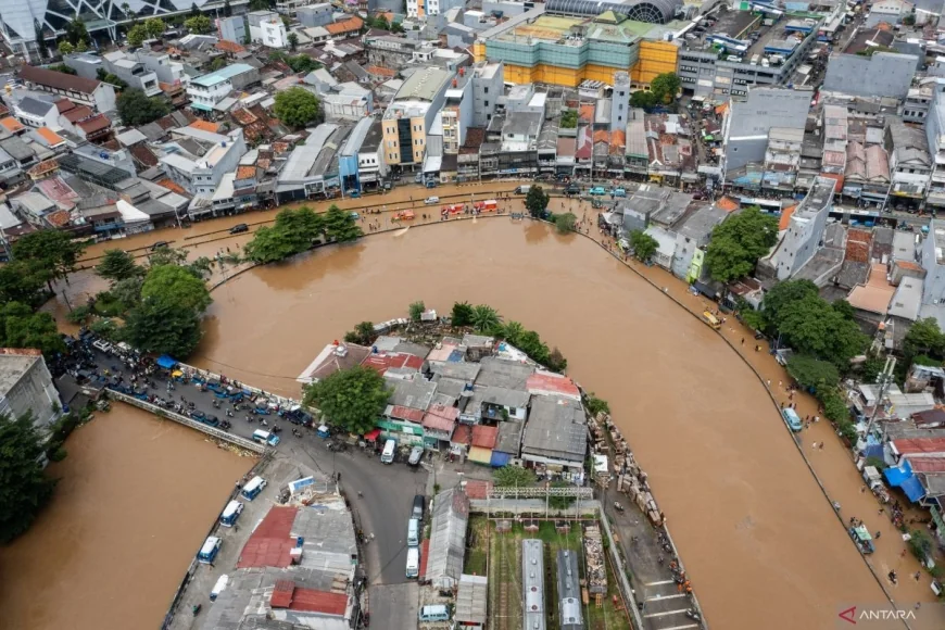 Hujan Deras Sebabkan Banjir di Jakarta, 14 RT dan 3 Ruas Jalan Tergenang