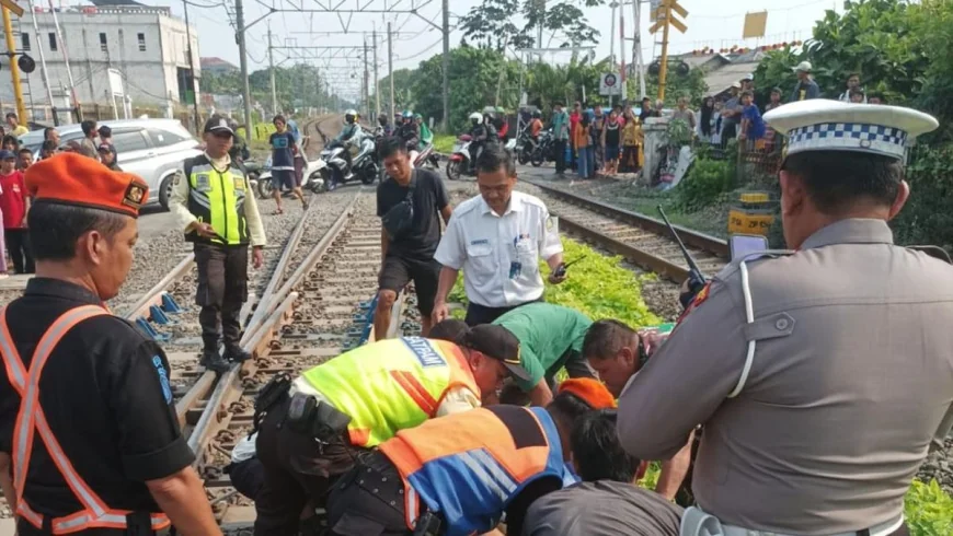 Pengemudi Ojol Tewas Tertabrak KRL di Perlintasan Citayam, Depok