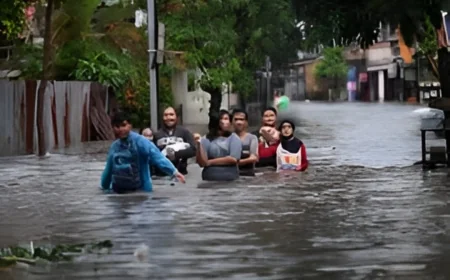 Banjir Parah Kembali Rendam Jatinegara, Warga Bertahan di Lantai Dua Rumah