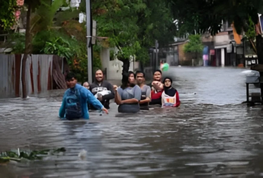 Banjir Parah Kembali Rendam Jatinegara, Warga Bertahan di Lantai Dua Rumah