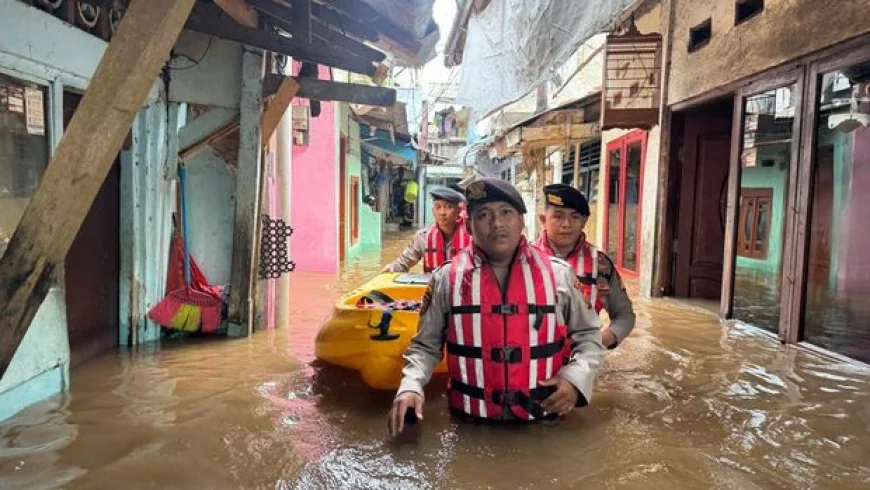 Banjir Kiriman dari Bogor Rendam Permukiman di Jakarta Timur, Ketinggian Capai 2 Meter