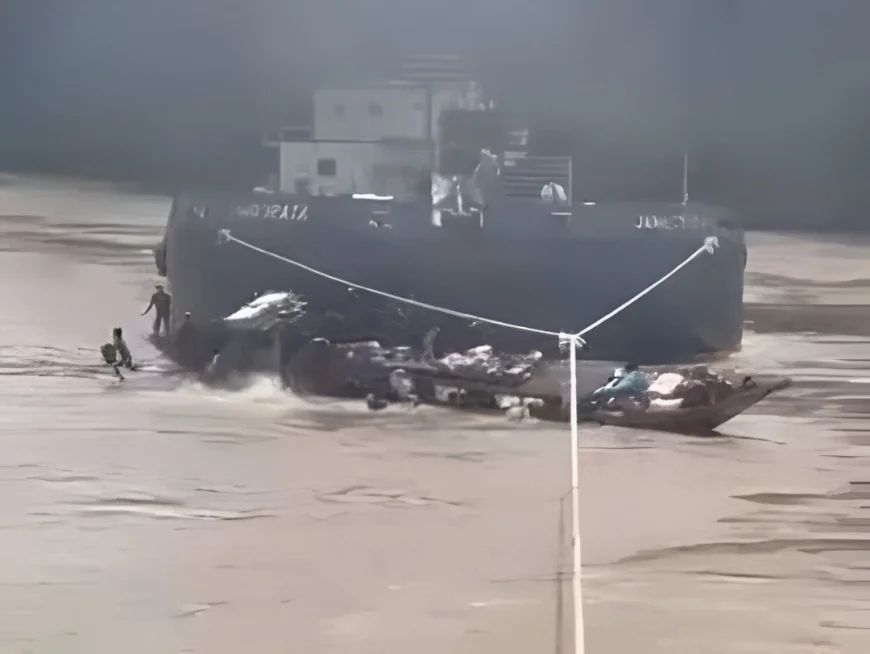 Kapal Penumpang Tenggelam di Sungai Barito Usai Ditabrak Tongkang, Tiga Orang Masih Hilang