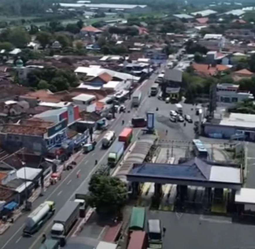 Kemacetan Parah Melumpuhkan Akses Menuju Pelabuhan Ketapang Akibat Pembatasan Kapal di Selat Bali