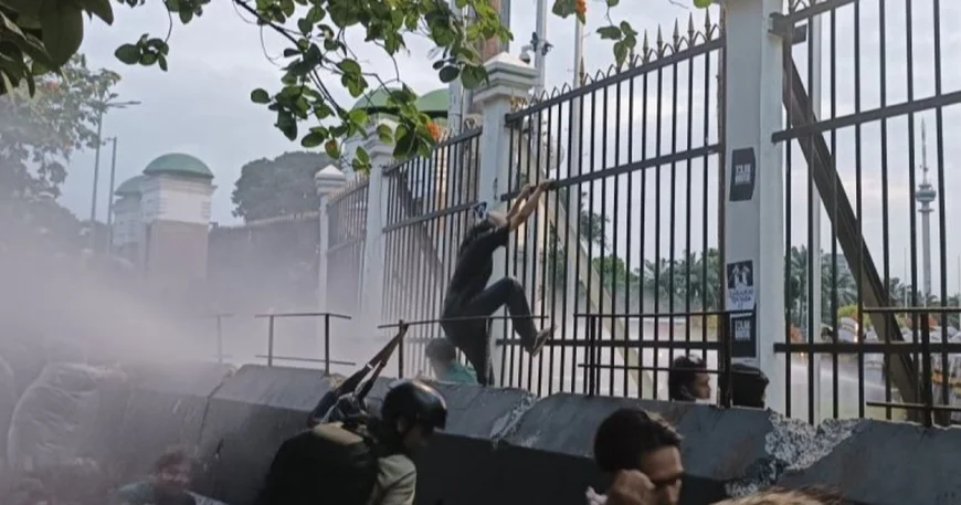 Aksi Demo BEM SI di DPR RI Ricuh, Perwira Polisi Alami Luka di Wajah