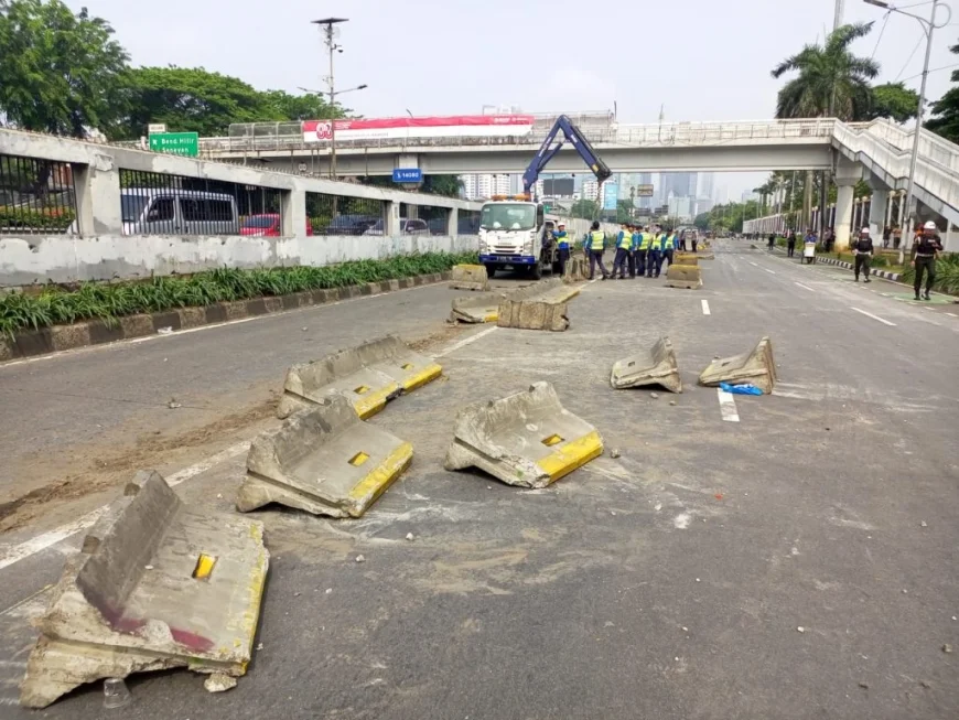 Kerusakan Fasilitas Umum Warnai Aksi Unjuk Rasa di Kawasan DPR-MPR dan Slipi