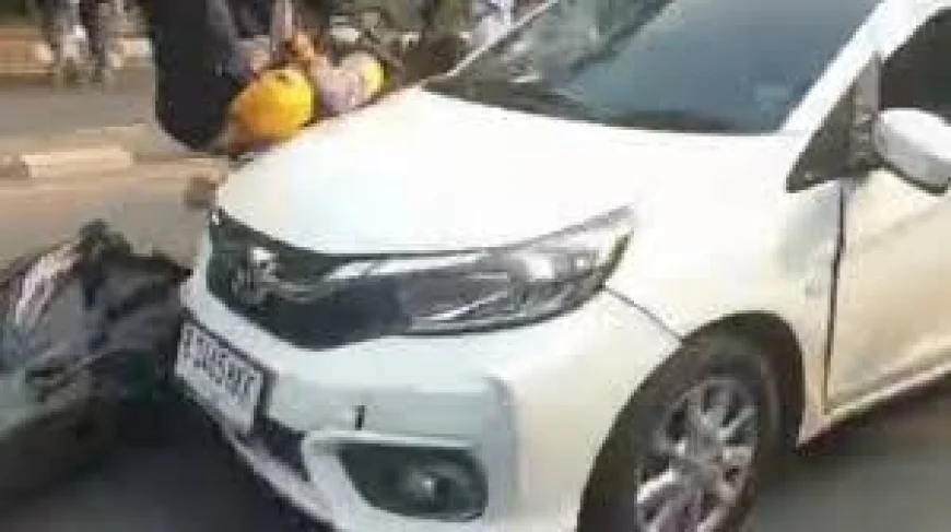 Mobil City Car Dihajar Massa Usai Tabrak Pemotor di Tanah Abang