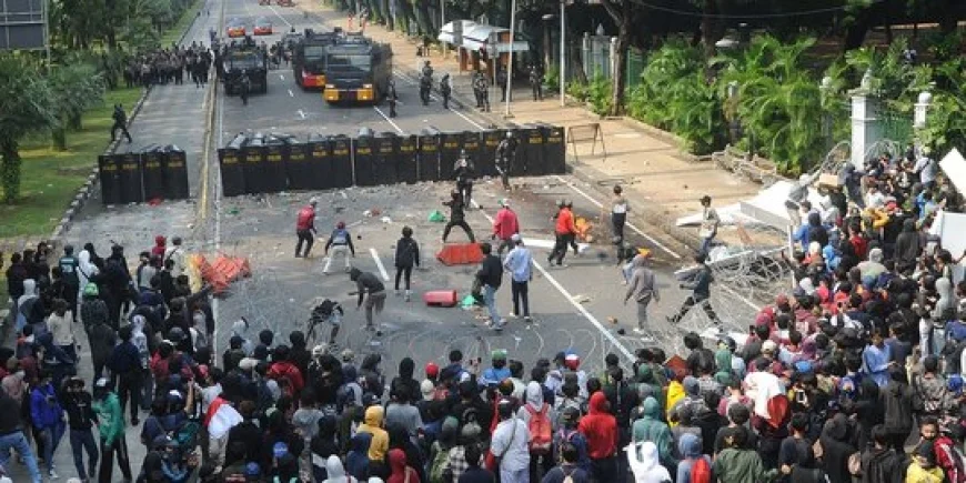 Bentrok di Permukiman, Polisi dan Warga Saling Lempar Batu dan Tembakan Peringatan