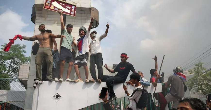 Krisis Politik Nepal Memuncak, Menteri Keuangan Bishnu Prasat Paudel Jadi Korban Amukan Massa