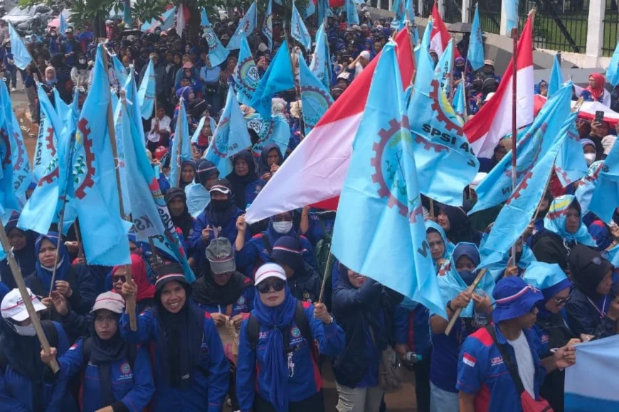 Ribuan Buruh Gelar Aksi di DPR RI, Tuntut Hapus Outsourcing dan Tolak Upah Murah