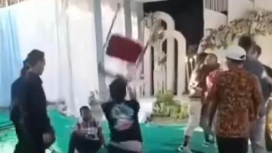 Pengeroyokan Pemain Musik di Klaten dan Aksi Emak-Emak Siram Polisi di Sragen Viral